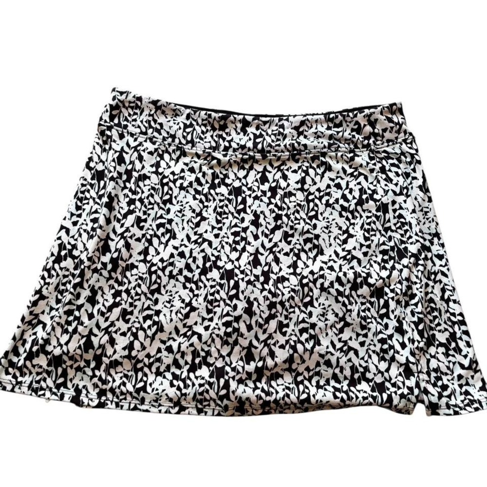 Tranquility Skort black‎ and white EUC